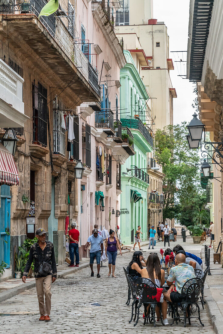 Typische Straßenszene, Cafétische, die auf die Straße hinausragen, Alt-Havanna, Kuba, Westindien, Karibik, Mittelamerika