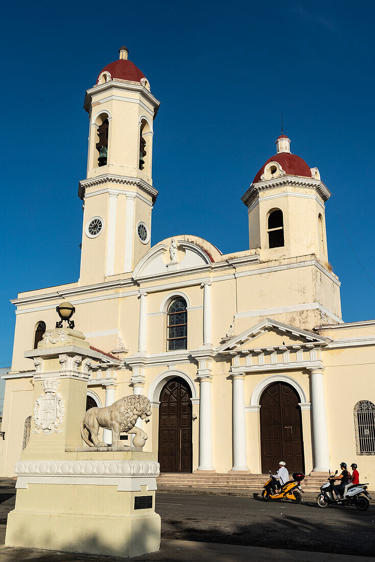 Kathedrale von Cienfuegos vor azurblauem Himmel, Mopedfahrer im Vordergrund, Cienfuegos, UNESCO-Weltkulturerbe, Kuba, Westindien, Karibik, Mittelamerika