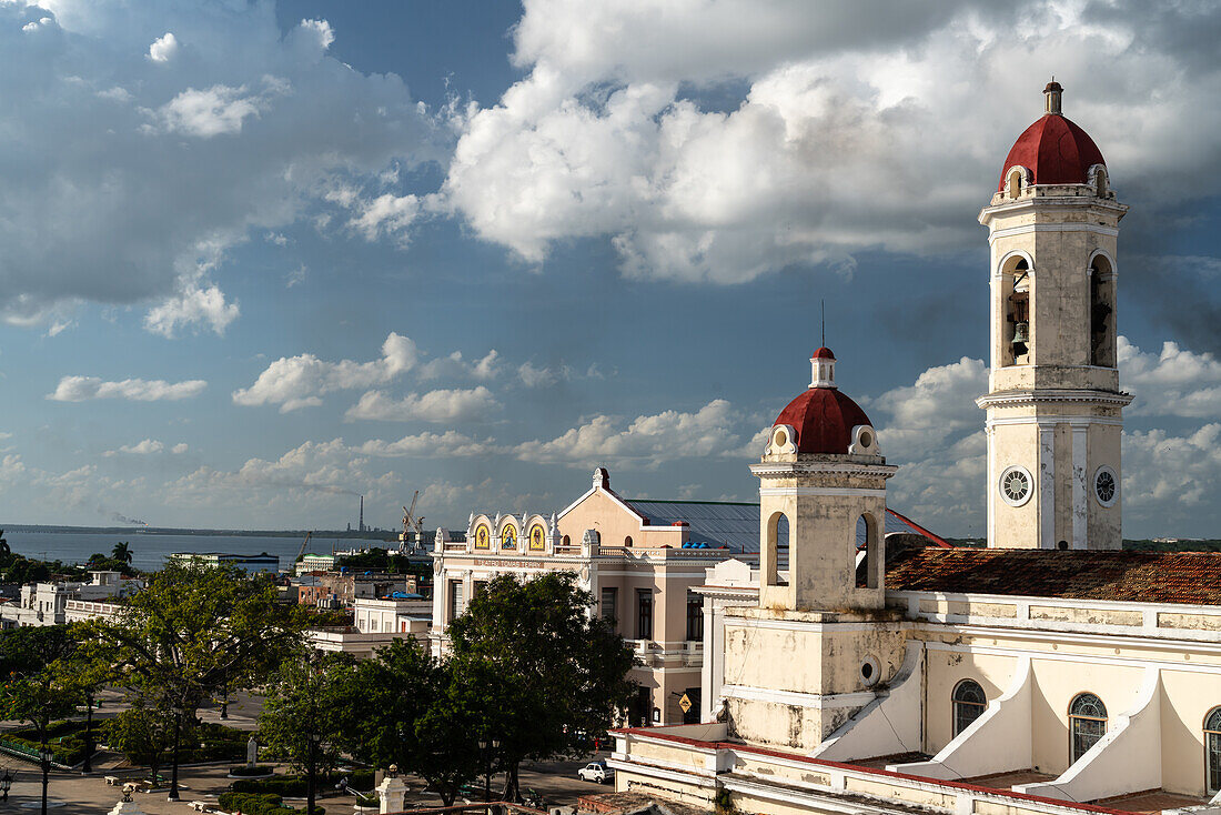 Luftaufnahme des Hauptplatzes mit der Kathedrale, dem Tomas-Terry-Theater und dem Hafen dahinter, Cienfuegos, UNESCO-Weltkulturerbe, Kuba, Westindien, Karibik, Mittelamerika