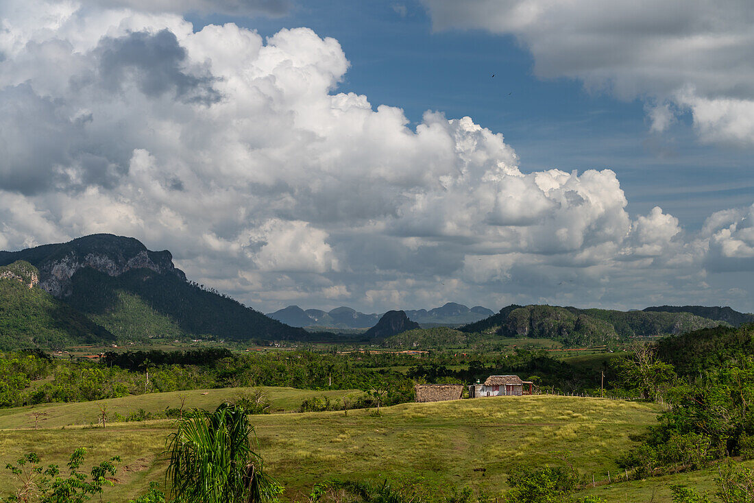 Kleine Hütte in einem Tal unter einer dramatischen Wolkenlandschaft bei Vinales, Kuba, Westindien, Karibik, Mittelamerika