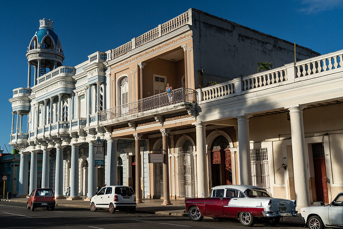 Palacio Ferrer, ehemaliges Herrenhaus eines Zuckerbarons, mit Turm zur Überwachung seiner Schiffe, im Morgenlicht, Cienfuegos, UNESCO-Weltkulturerbe, Kuba, Westindien, Karibik, Mittelamerika