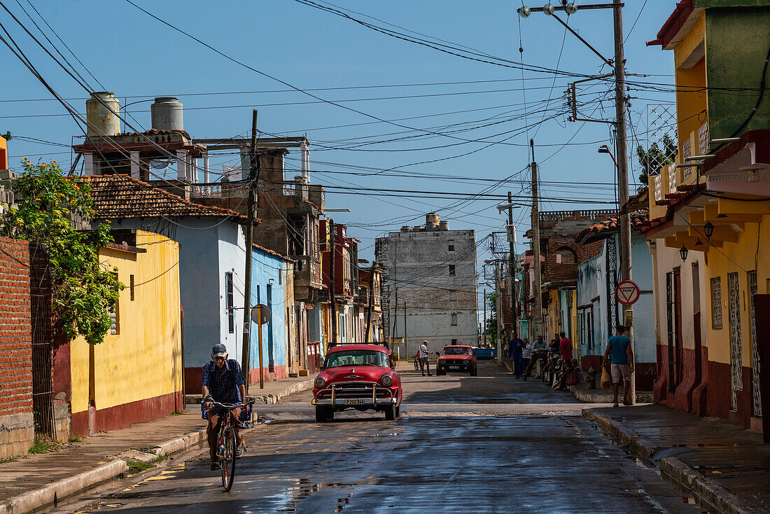 Typische Seitenstraße unter einem Gewirr von Telefonkabeln, Trinidad, Kuba, Westindien, Karibik, Mittelamerika
