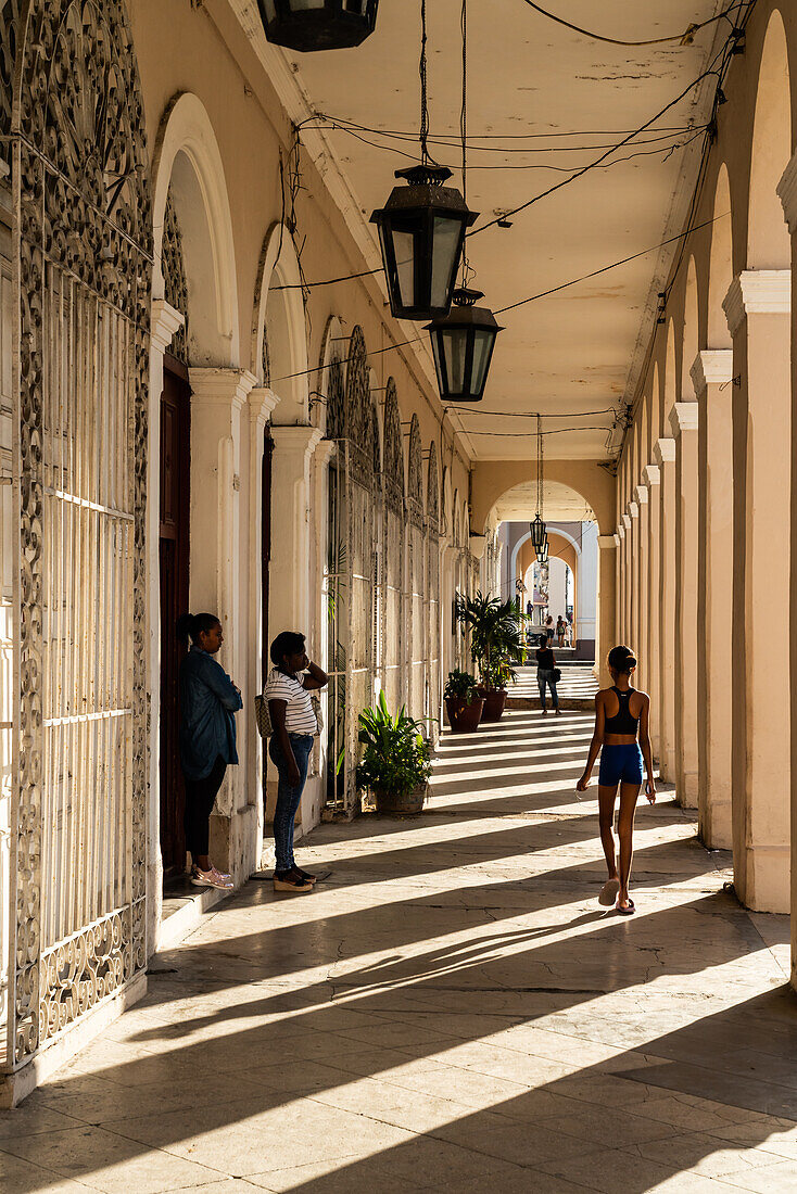 Sonnenlicht strömt durch eine Kolonnade, Cienfuegos, Kuba, Westindische Inseln, Karibik, Mittelamerika