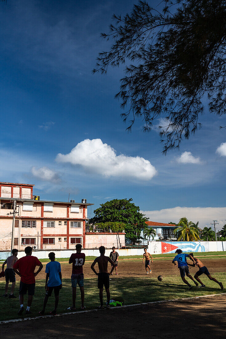 Jungen spielen Fußball, Wohnviertel Miramar, Havanna, Kuba, Westindien, Karibik, Mittelamerika