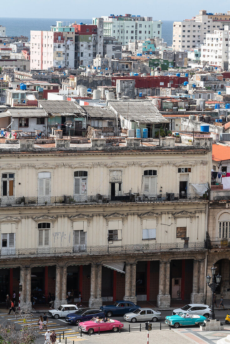 Luftaufnahme der Straßen, die das moderne vom alten Havanna trennen, Oldtimer im Vordergrund, Kuba, Westindien, Karibik, Mittelamerika