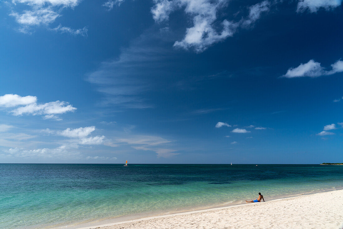 Ein Mann und sein weißer Sandstrand, Trinidad, Kuba, Westindische Inseln, Karibik, Mittelamerika