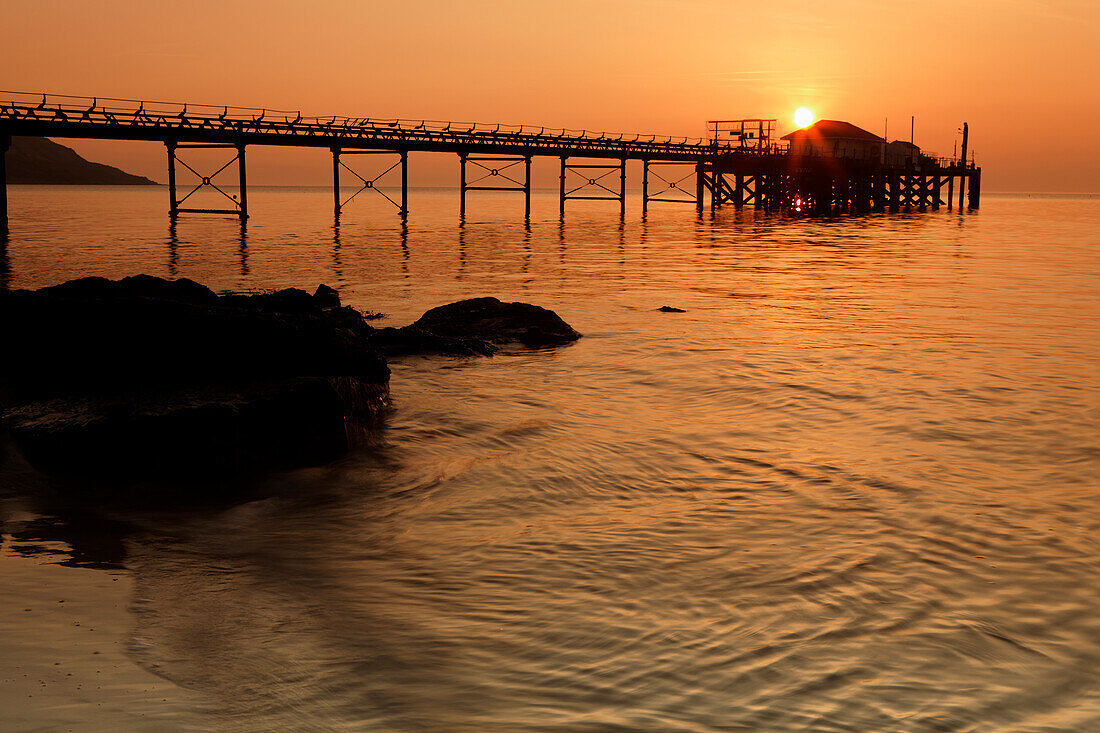 Sonnenuntergang über Totland Pier, Isle of Wight, England, Vereinigtes Königreich, Europa