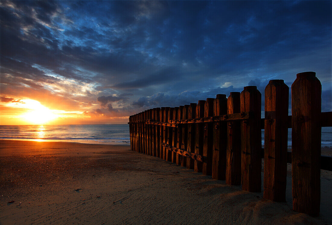 Sonnenaufgang über dem Strand, Ventnor, Isle of Wight, England, Vereinigtes Königreich, Europa