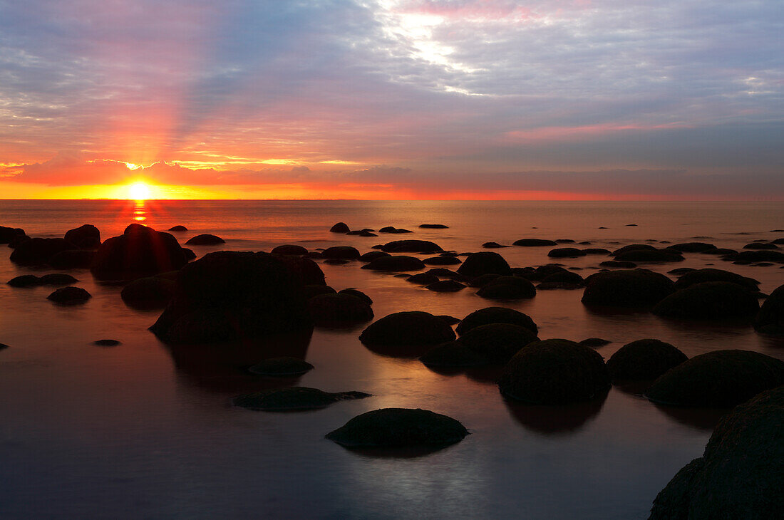 Mittsommer-Sonnenuntergang über The Wash vom Strand in Hunstanton, Nord-Norfolk, England, Vereinigtes Königreich, Europa