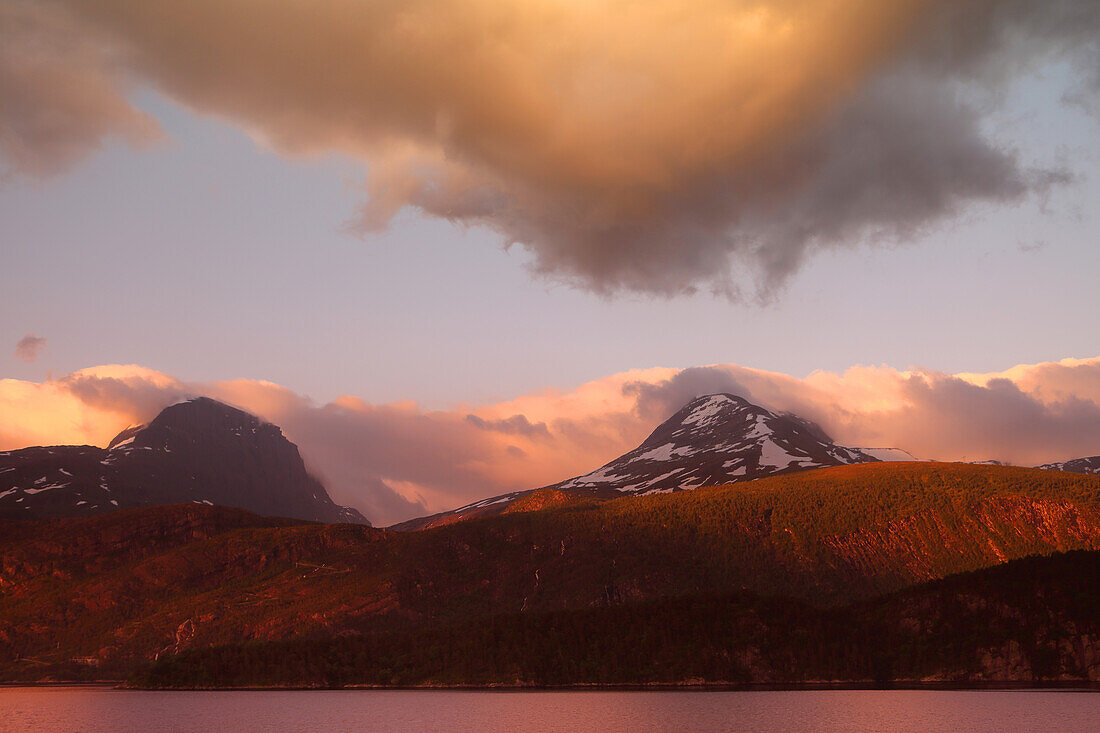 Berge in der Morgendämmerung über dem Nordfjorden im Oldedalen-Tal, bei Olden, Vestland, Norwegen, Skandinavien, Europa