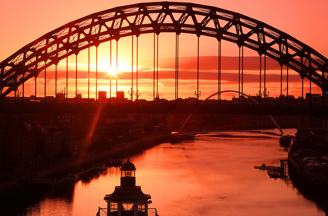 Tyne-Brücke bei Sonnenaufgang, Newcastle-upon-Tyne, Tyne and Wear, England, Vereinigtes Königreich, Europa