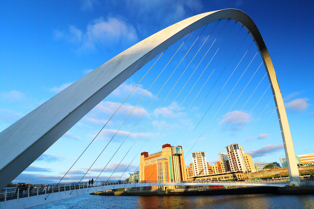 Gateshead-Millennium-Brücke, Newcastle-upon-Tyne, Tyne and Wear, England, Vereinigtes Königreich, Europa