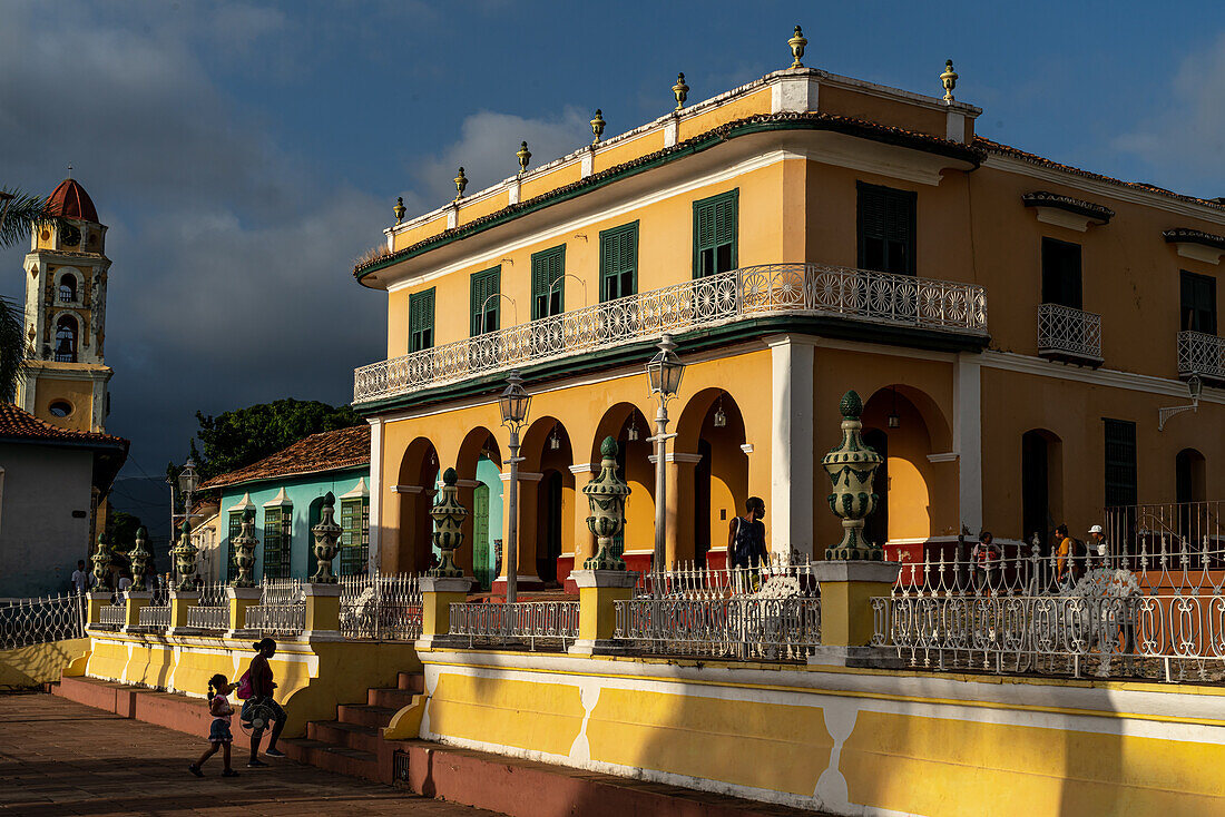 Abendliches Sonnenlicht taucht den Palacio Brunet auf dem Hauptplatz, Trinidad, Kuba, Westindien, Karibik, Mittelamerika