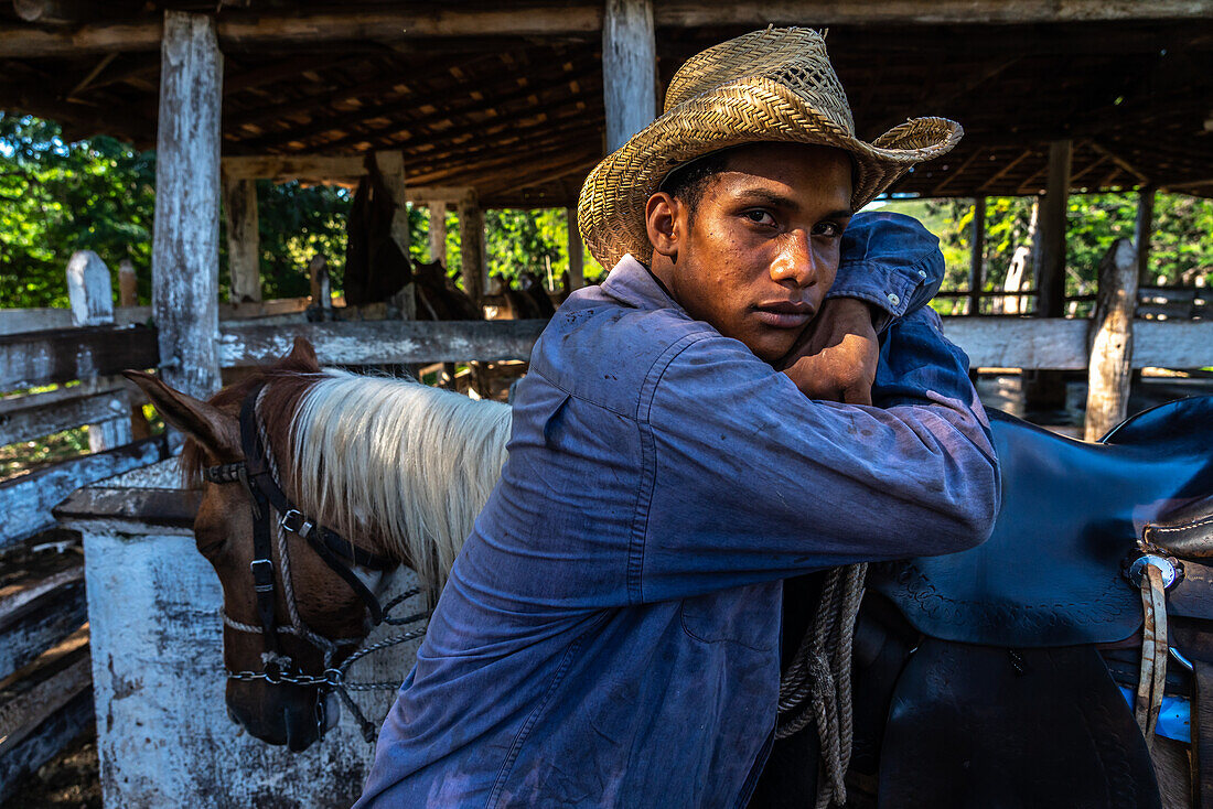 Porträt eines Cowboys mit seinem Pferd auf einer Farm bei Trinidad, Kuba, Westindien, Karibik, Mittelamerika