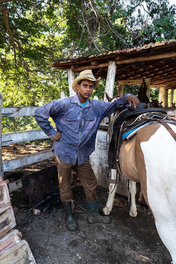 Cowboy mit seinem Pferd auf einer Farm in der Nähe von Trinidad, Kuba, Westindische Inseln, Karibik, Mittelamerika
