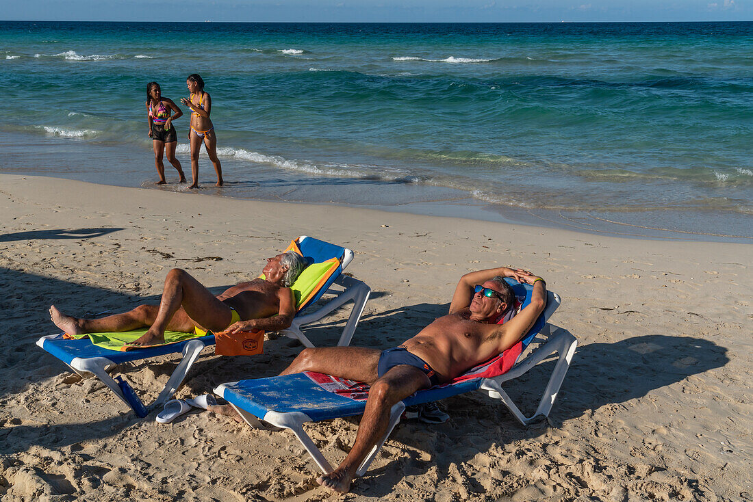 Faulenzen in der Sonne, Playas del Este, nahe Havanna, Kuba, Westindien, Karibik, Mittelamerika