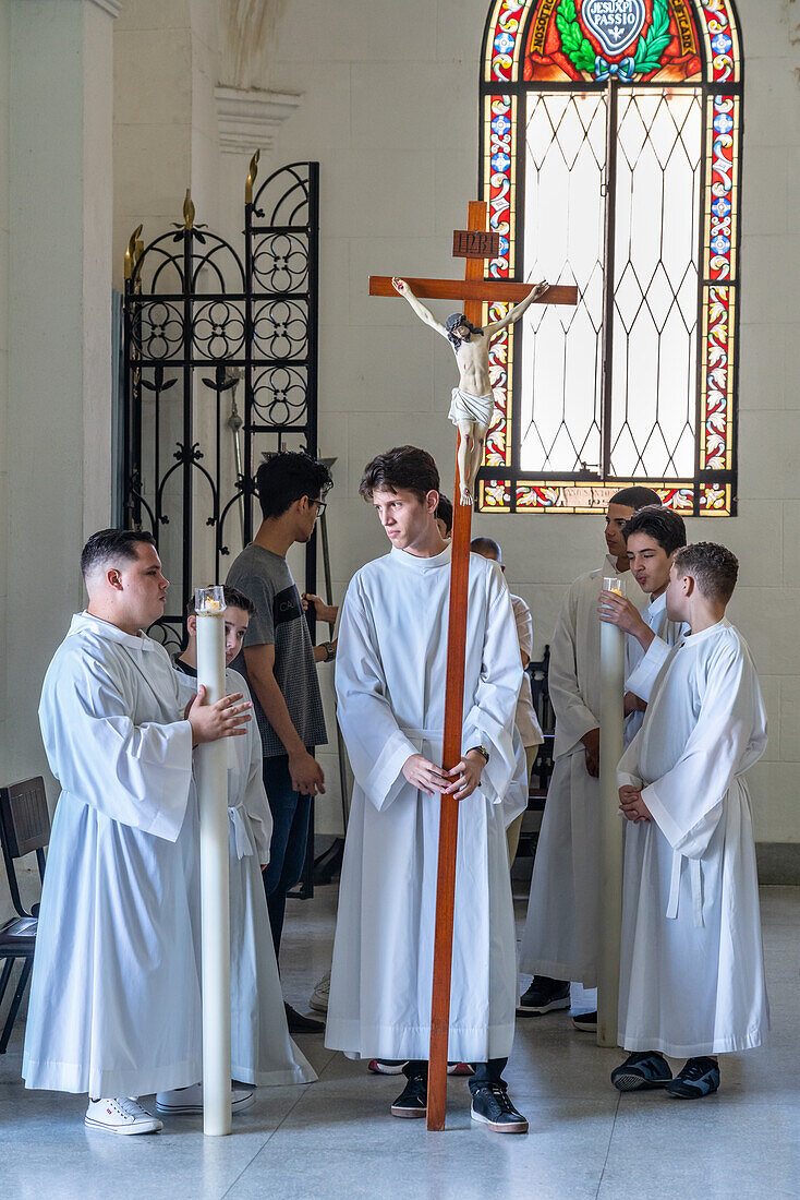 Warten auf die Prozession des Bischofs von Santa Clara bei seinem Sonntagsgottesdienst, Santa Clara, Kuba, Westindische Inseln, Karibik, Mittelamerika