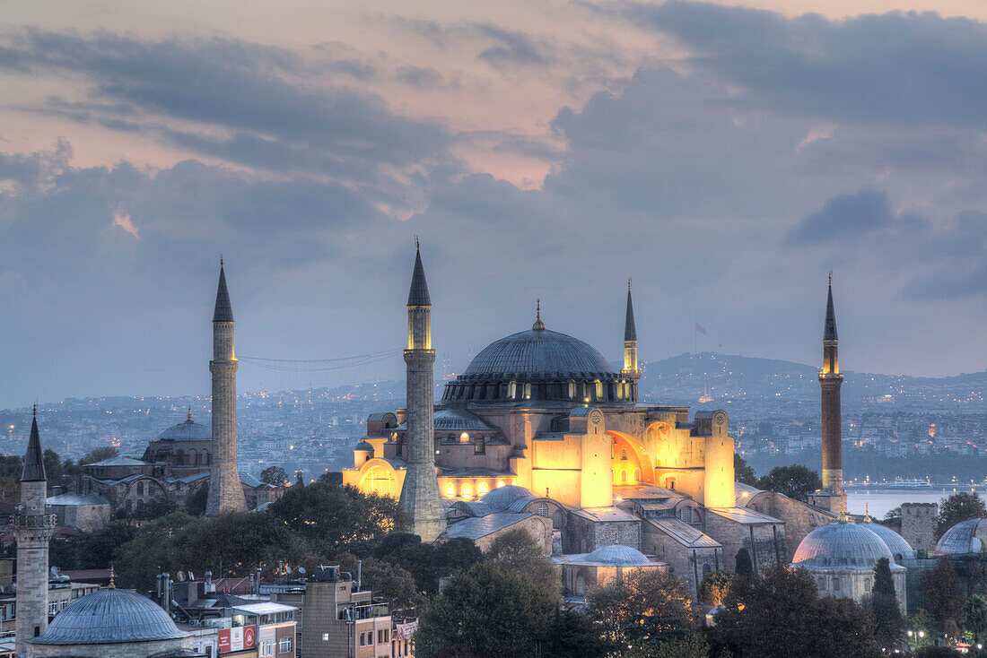 Early morning sunrise, Hagia Sophia Grand Mosque, 360 AD, UNESCO World Heritage Site, Istanbul, Turkey, Europe
