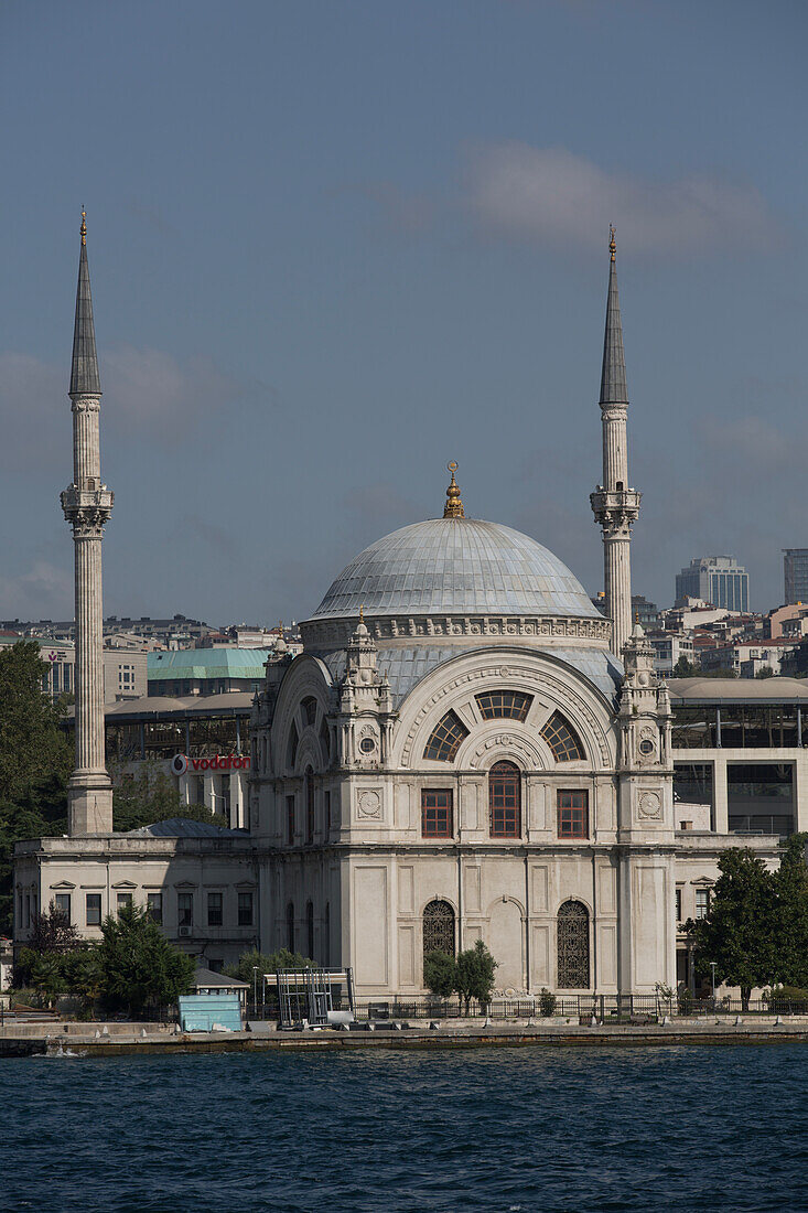 Dolmabahce-Moschee, an der Bosporusstraße, Istanbul, Türkei, Europa