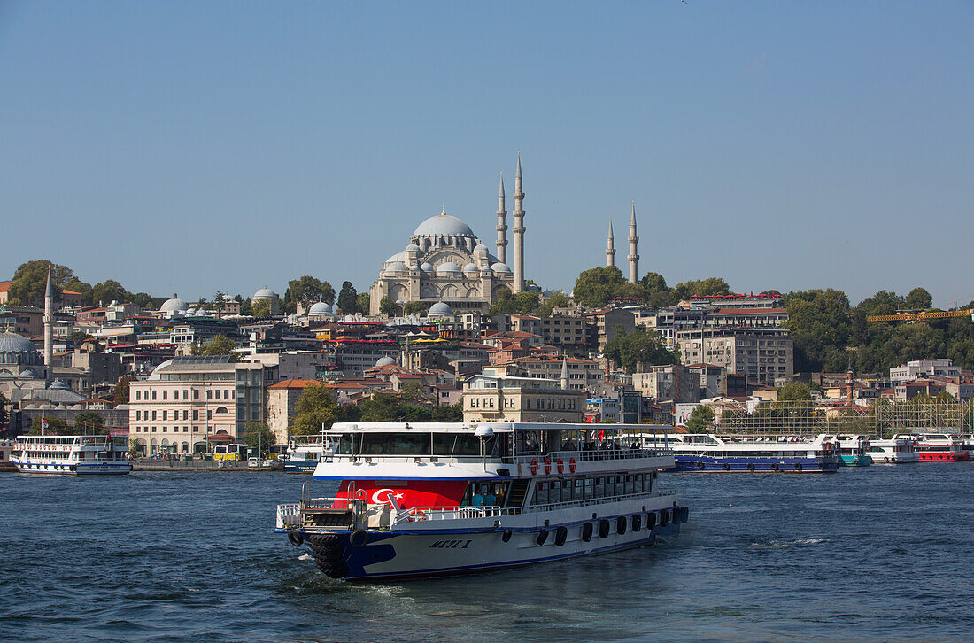 Touristenboote, im Hintergrund die Süleymaniye-Moschee, Untere Bucht des Goldenen Horns, Istanbul, Türkei, Europa