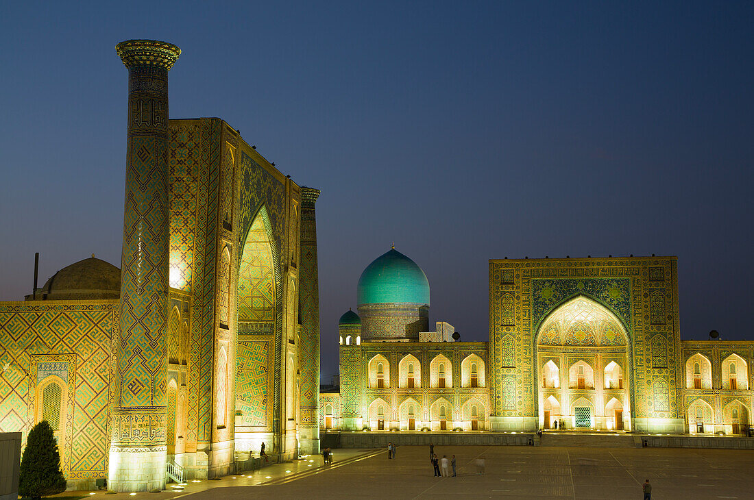 Abend, Ulug Bek und Tilla-Kari Madrassahs, von links nach rechts, Registan Platz, UNESCO Weltkulturerbe, Samarkand, Usbekistan, Zentralasien, Asien