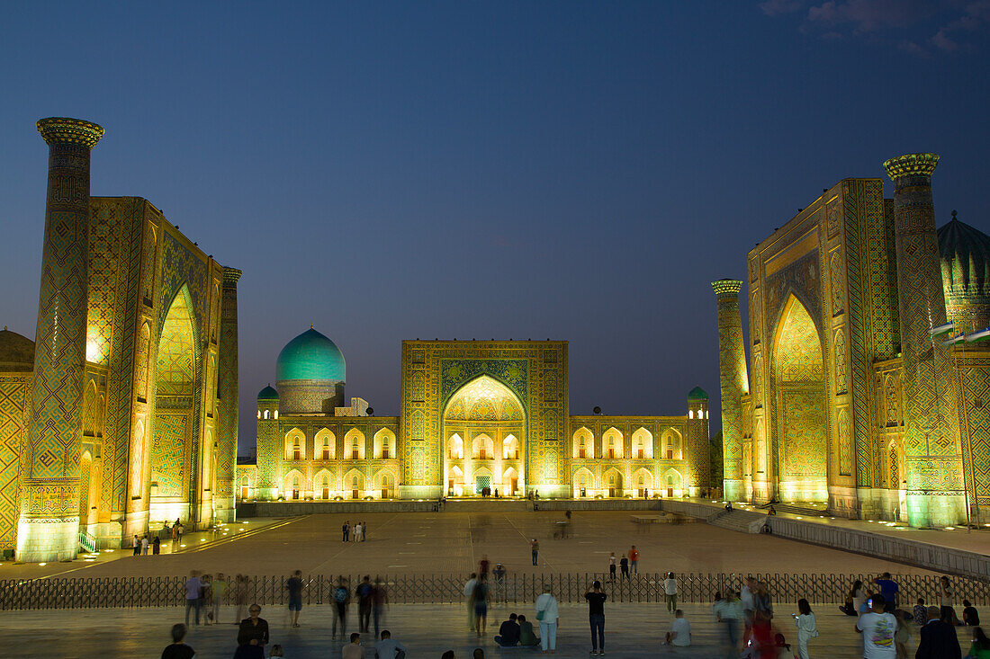 Abend, Ulug Bek, Tilla-Kari und Sherdor Madrassahs, von links nach rechts, Registan Platz, UNESCO Weltkulturerbe, Samarkand, Usbekistan, Zentralasien, Asien