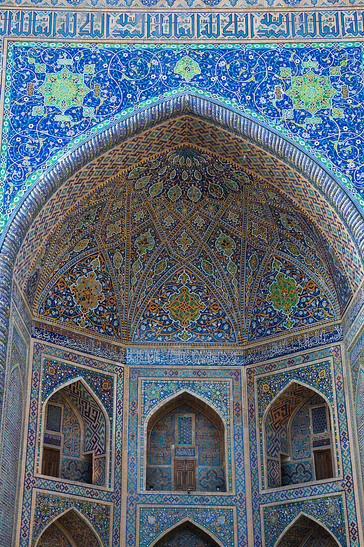 Eingang, Decke und Wände, Tilla-Kari-Madrassa, fertiggestellt 1660, Registan-Platz, UNESCO-Welterbe, Samarkand, Usbekistan, Zentralasien, Asien