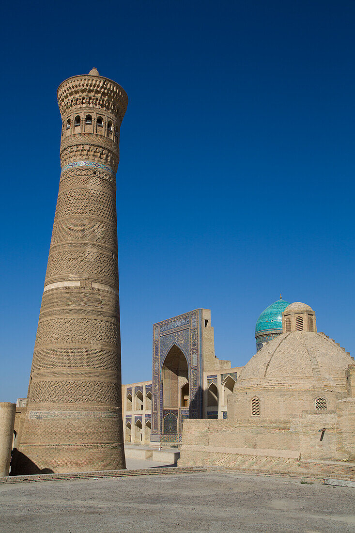 Kalyon Minar (Great Minaret), Mir-I Arab Madrasah in the background, Poi Kalyon Square,, UNESCO World Heritage Site, Bukhara, Uzbekistan, Central Asia, Asia