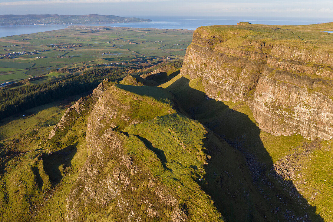 Luftaufnahme von Binevenagh Mountain in der Grafschaft Antrim, Ulster, Nordirland, Vereinigtes Königreich, Europa
