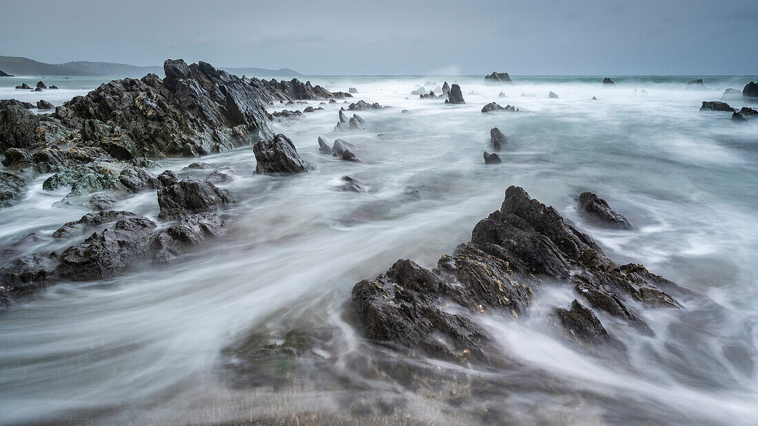 Stürmisches Meeresufer am Finnygook Beach, Portwrinkle, Cornwall, England, Vereinigtes Königreich, Europa