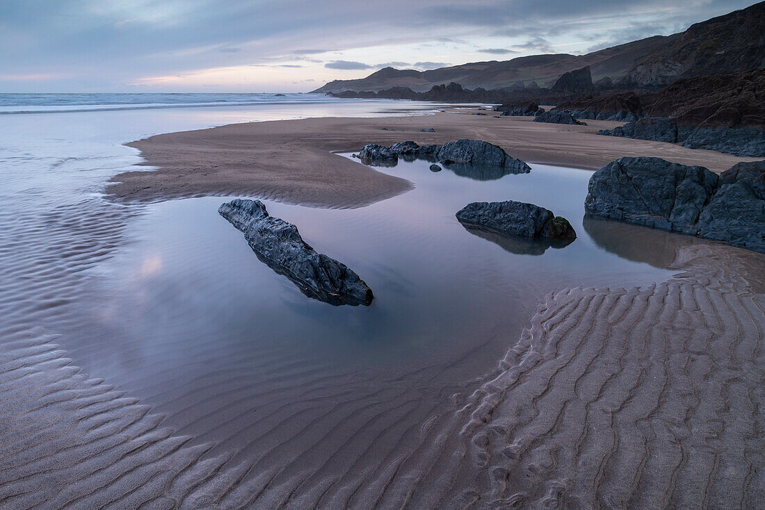 Gezeitentümpel und Sandmuster an einem menschenleeren Combesgate Beach, Nord-Devon, England, Vereinigtes Königreich, Europa