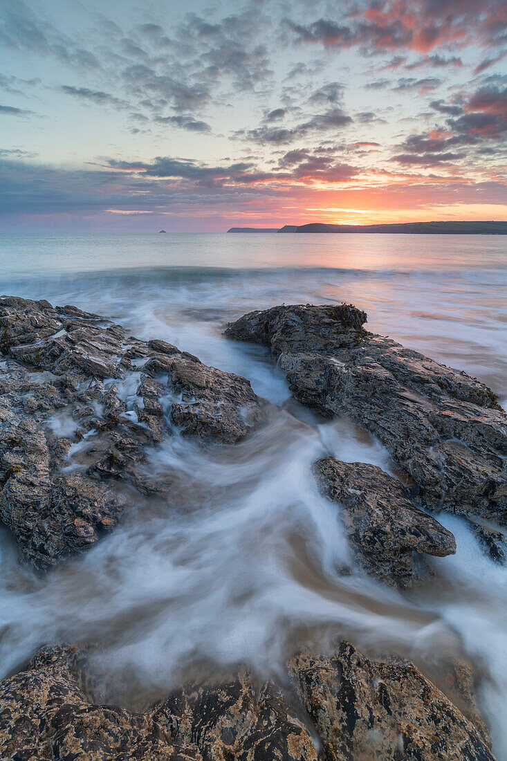 Sonnenaufgang über der Harlyn Bay in North Cornwall, England, Vereinigtes Königreich, Europa