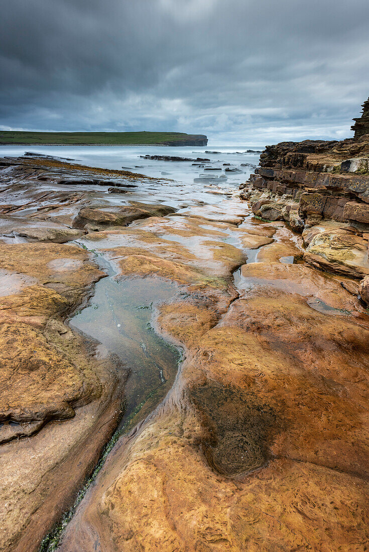 Alte rote Sandsteinfelsen in der Bay of Skaill, Mainland, Orkney Islands, Schottland, Vereinigtes Königreich, Europa
