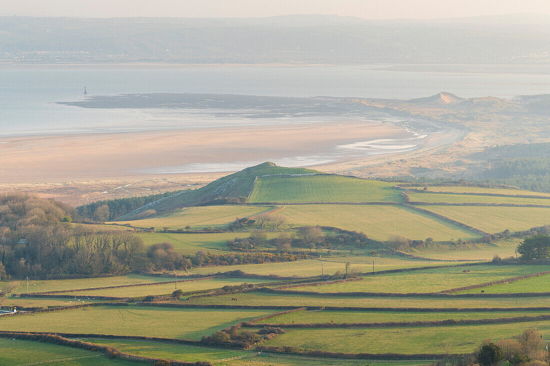 Blick über Ackerland zu Whiteford Sands und Leuchtturm im Frühling, Gower Peninsula, Südwales, Vereinigtes Königreich, Europa