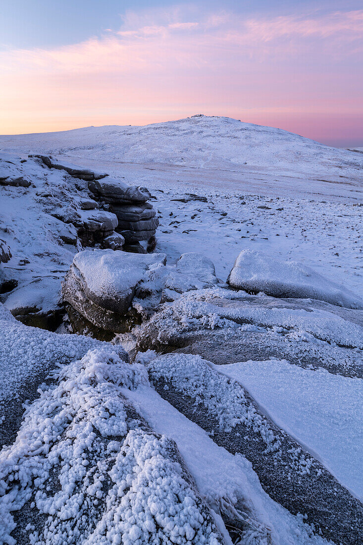 Schnee- und eisbedeckte Moorlandschaft in der Morgendämmerung am West Mill Tor im Dartmoor National Park im Winter, Devon, England, Vereinigtes Königreich, Europa
