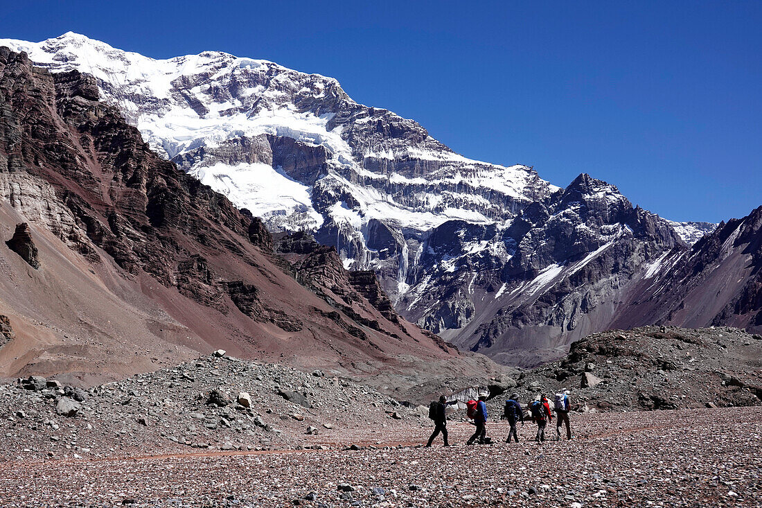 Climbers approaching Aconcagua, 6961 metres, the highest mountain in the Americas, Andes, Argentina, South America