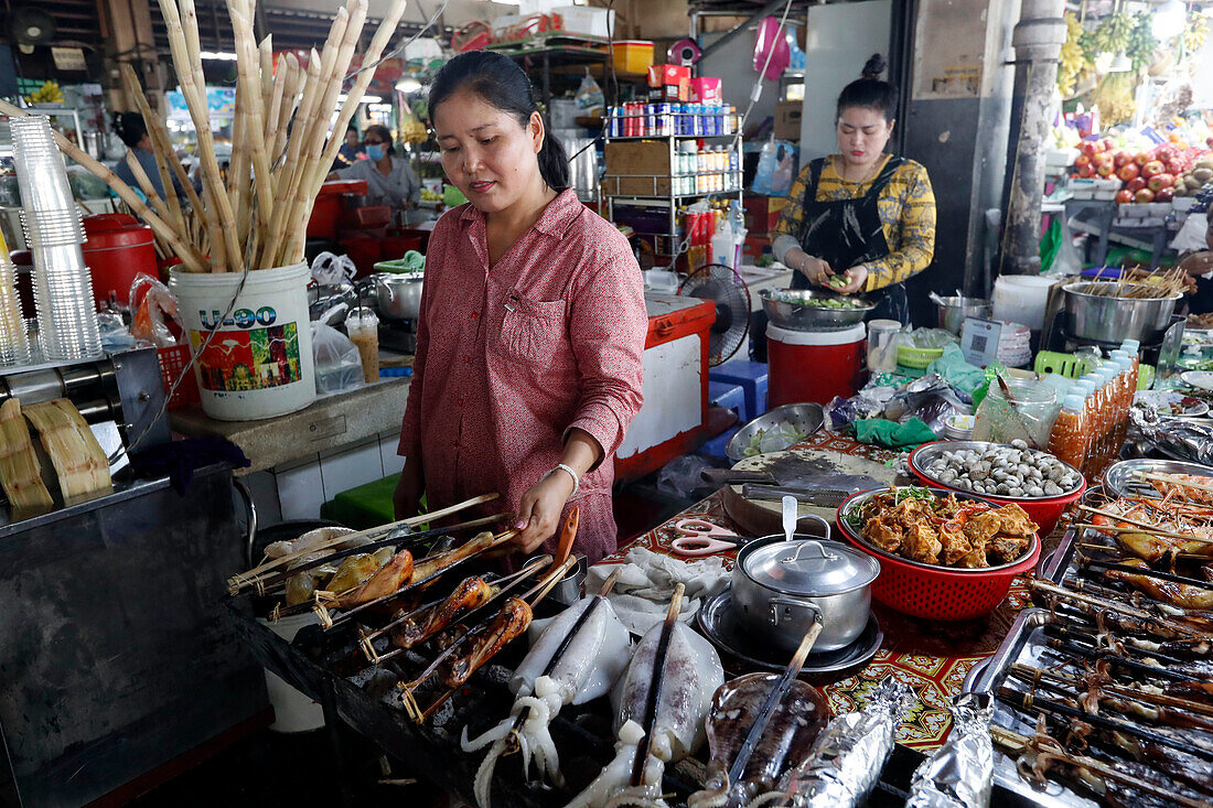 Gegrillter Fisch, Straßenimbiss auf dem Zentralmarkt, Phnom Penh, Kambodscha, Indochina, Südostasien, Asien