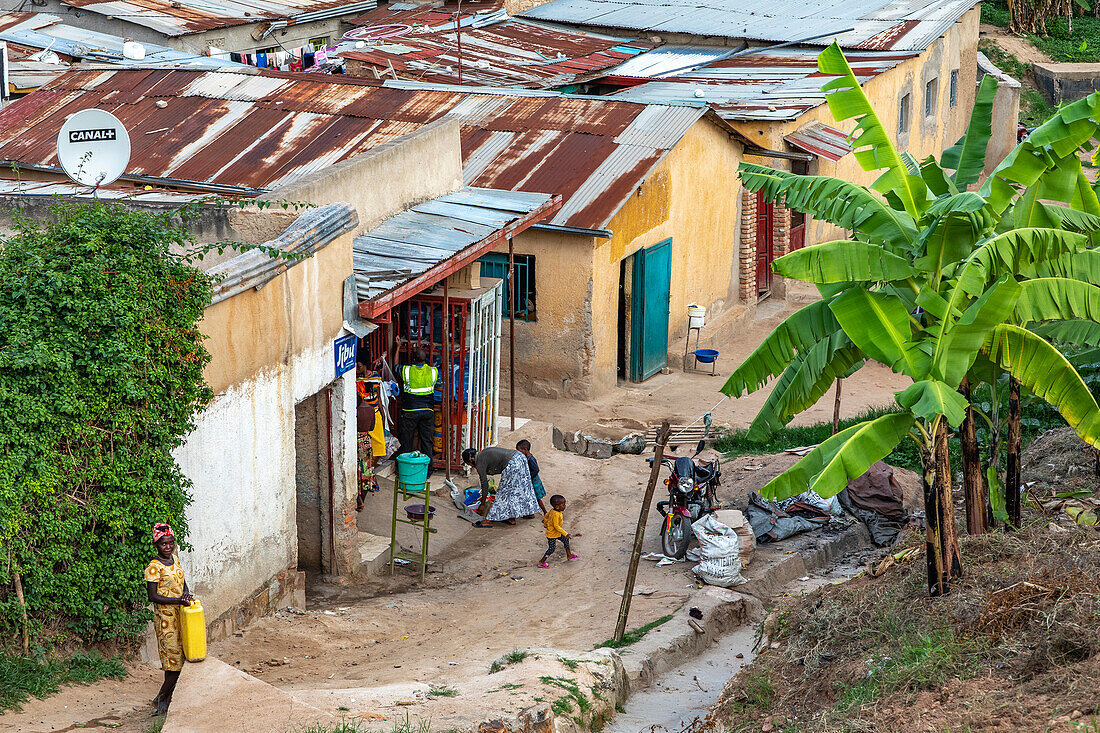 Straße mit Geschäften in Kigali, Ruanda, Afrika