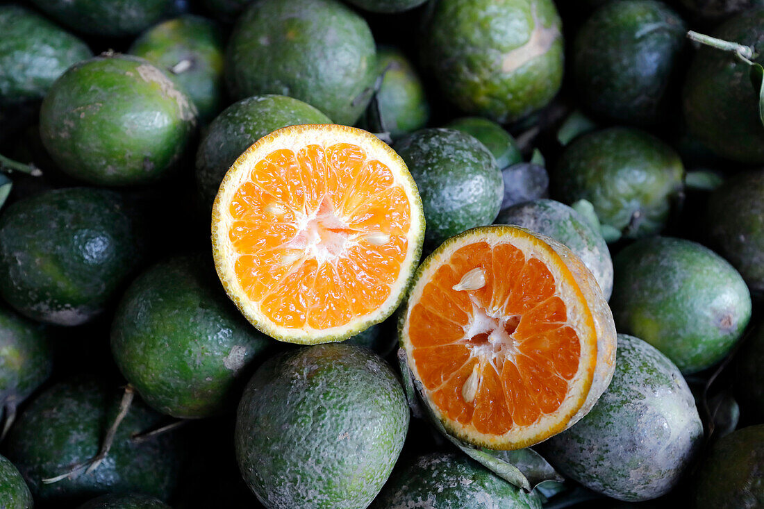 Grüne Pursat-Orangen, eine besondere Orangensorte auf einem Markt, Tan Chau, Vietnam, Indochina, Südostasien, Asien