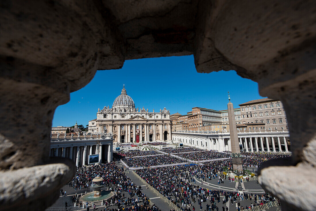 Papst Franziskus leitet den Palmsonntag, den letzten Sonntag der Fastenzeit, den Beginn der Karwoche, St. Peters, UNESCO-Weltkulturerbe, Vatikan, Rom, Latium, Italien, Europa