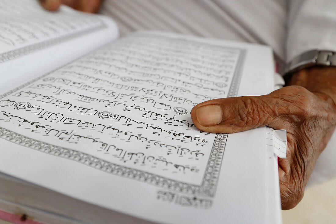 Muslimischer Mann liest den arabischen Koran in einer Moschee, Masjid Ar-Rohmah Moschee, An Giang, Vietnam, Indochina, Südostasien, Asien