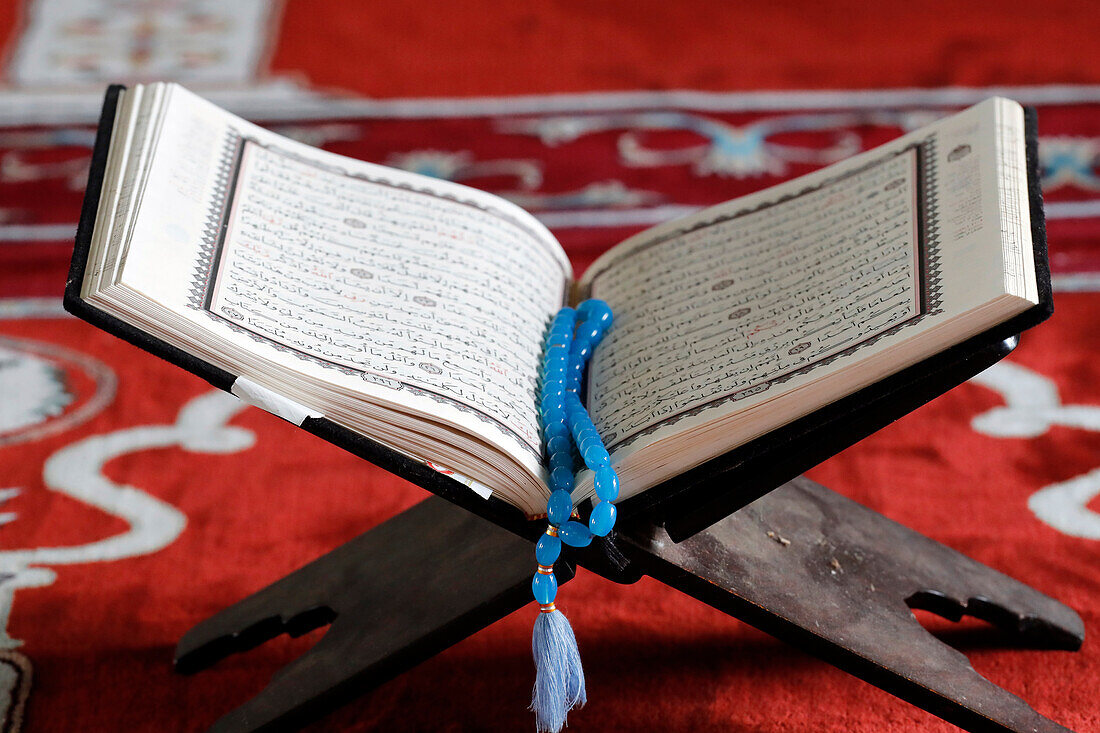 Geöffneter Koran und muslimische Gebetsperlen auf Holzständer, Symbol des Islam, An Giang, Vietnam, Indochina, Südostasien, Asien