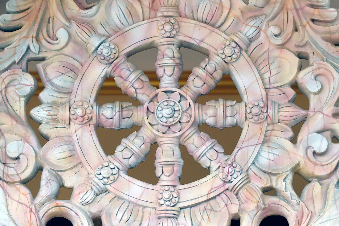 Dharma-Rad (Dharmachakra), der buddhistische achtfache Pfad, dargestellt in einem Rad, Ba Vang Buddhist Temple, Uong Bi, Vietnam, Indochina, Südostasien, Asien