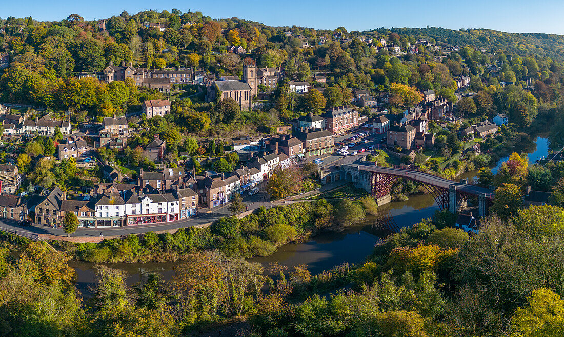 Die Eiserne Brücke über den Fluss Severn, Ironbridge Gorge, UNESCO-Weltkulturerbe, Ironbridge, Telford, Shropshire, England, Vereinigtes Königreich, Europa