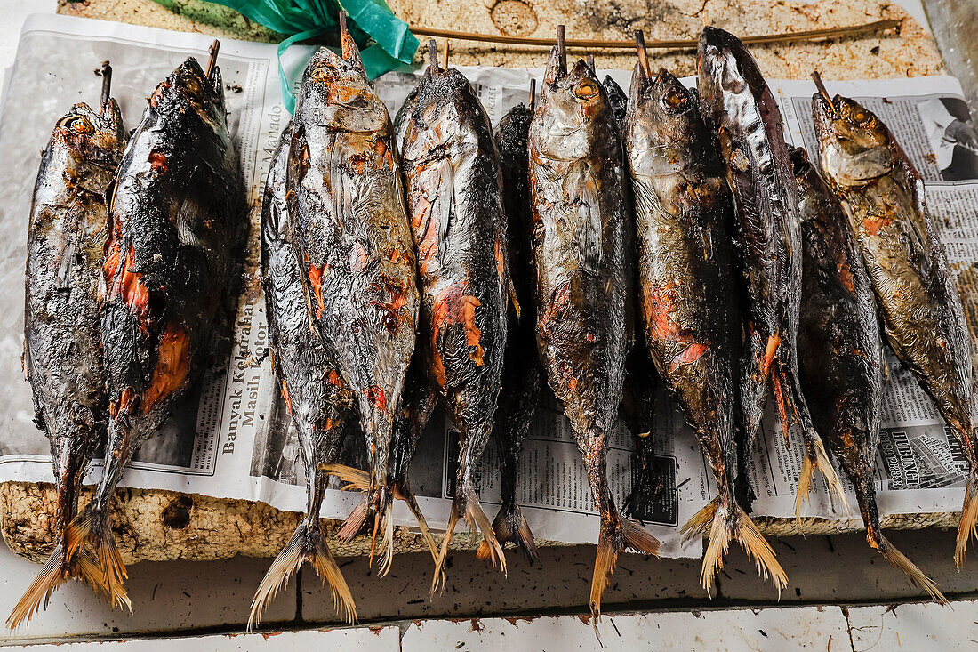 Gegrillter Cakalang-Fisch (Echter Bonito) zum Verkauf in der Hauptstadt, Ulu, Siau-Insel, Sangihe-Archipel, Nordsulawesi, Indonesien, Südostasien, Asien