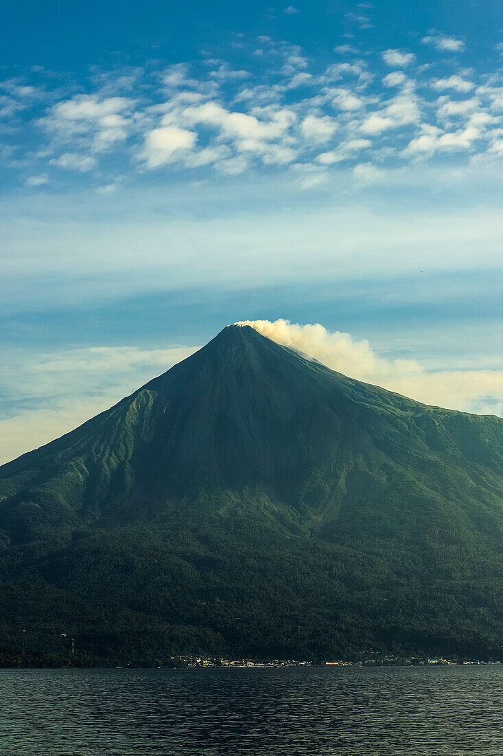 Rauchende Spitze dieses aktiven 1784 m hohen Vulkans des Pazifischen Feuerrings, Mount Karangetang, Siau, Sangihe-Inseln, Sulawesi, Indonesien, Südostasien, Asien
