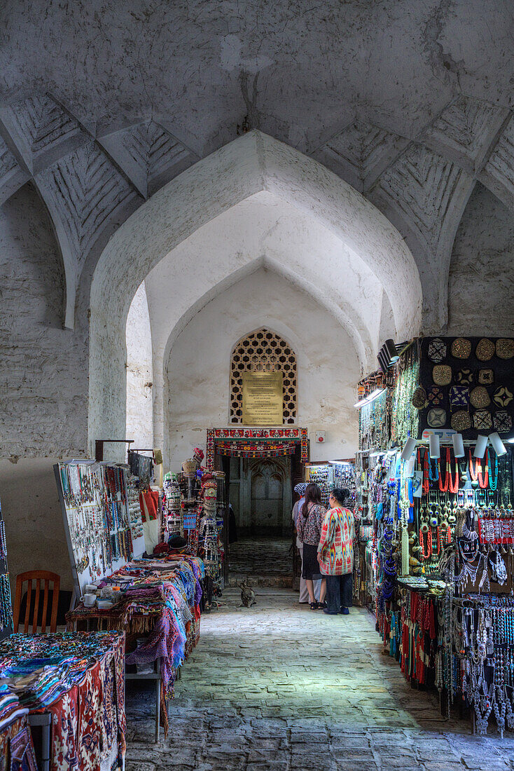 Geschenkeladen, Abdulaziz Khan Madrasa, 1652, UNESCO-Weltkulturerbe, Buchara, Usbekistan, Zentralasien, Asien