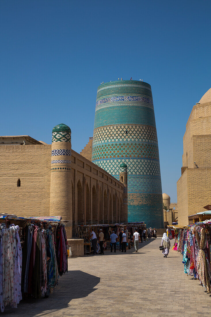 Einkaufsstraße, im Hintergrund das Kalta-Minarett, Ichon Qala (Itchan Kala), UNESCO-Weltkulturerbe, Chiwa, Usbekistan, Zentralasien, Asien