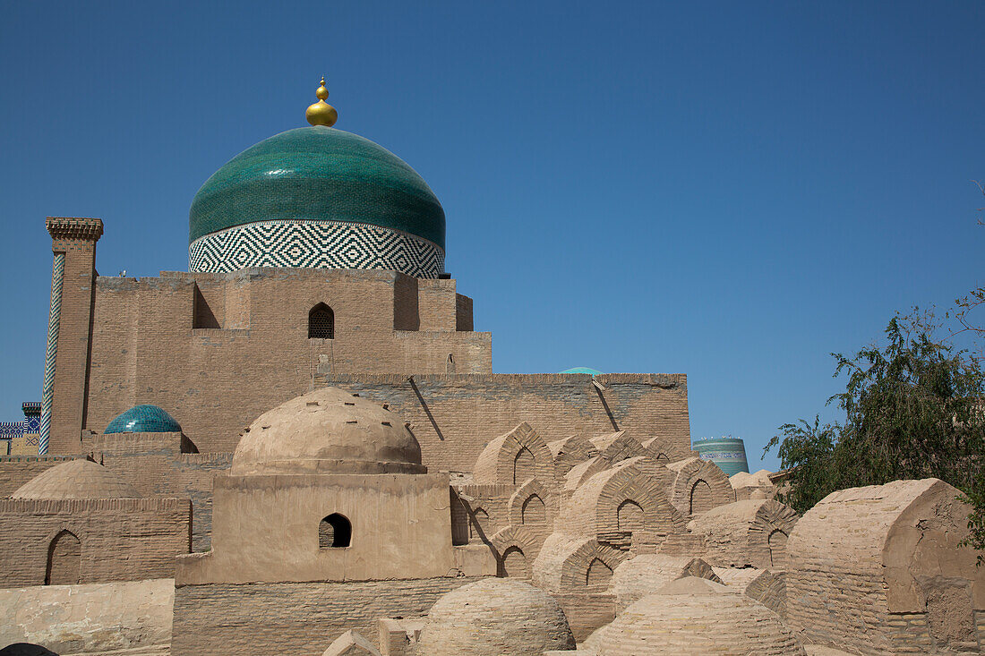 Gräber im Vordergrund, Kuppel im timuridischen Stil, Pakhlavon Mahmud Mausoleum, Ichon Qala (Itchan Kala), UNESCO-Welterbe, Chiwa, Usbekistan, Zentralasien, Asien