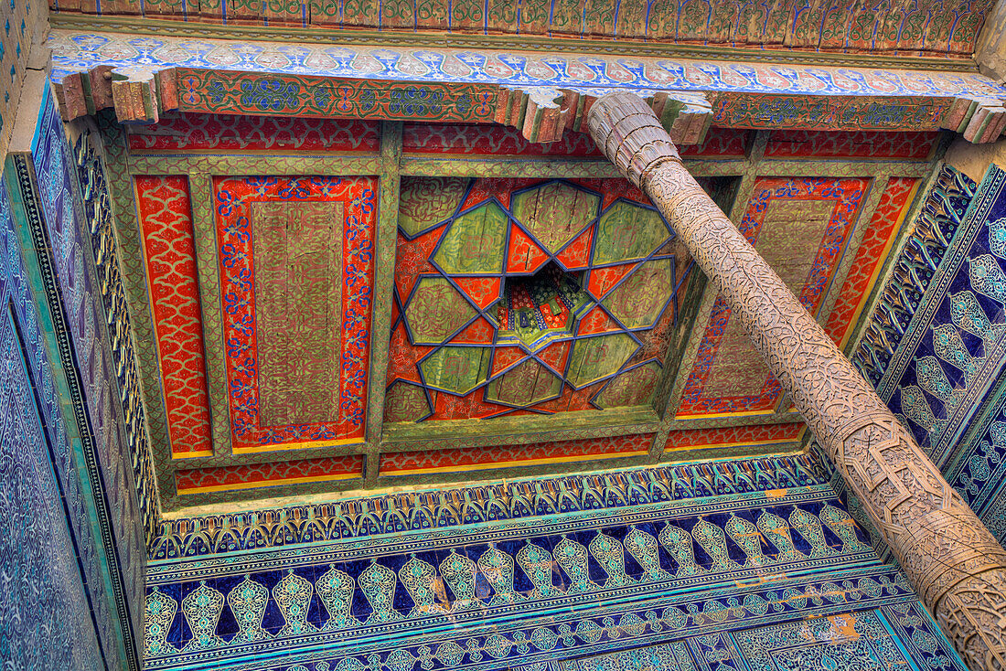 Geflieste Wände, bemalte Decke, Quartier der Frauen des Emirs, Tasch Khauli Palast, 1830, Ichon Qala (Itchan Kala), UNESCO-Weltkulturerbe, Chiwa, Usbekistan, Zentralasien, Asien